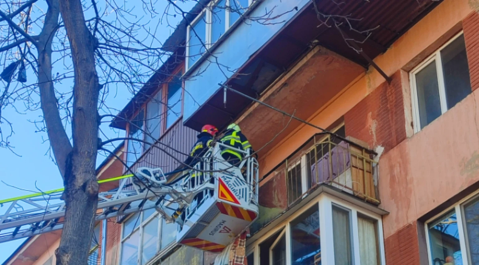 Рятувальна операція на висоті: у Вінниці ДСНС визволяли жінку з власної пастки
