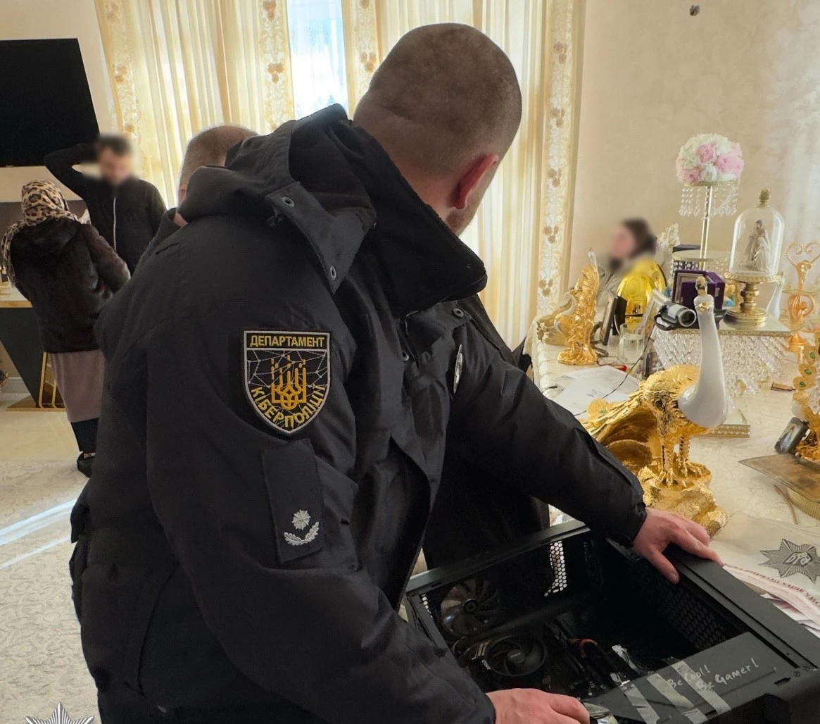 Бізнес на страху та горі: кіберполіція викрила клани псевдоворожок, що ошукали українців на мільйон гривень