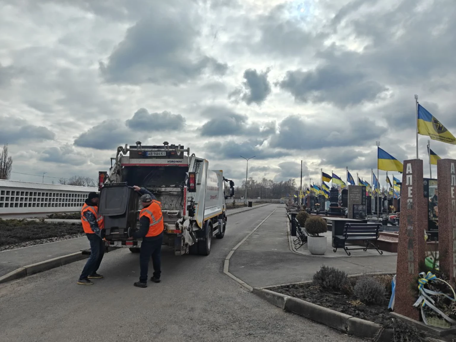 У Вінниці на Сабарівському кладовищі оновлюють символи пам’яті на Алеї Слави