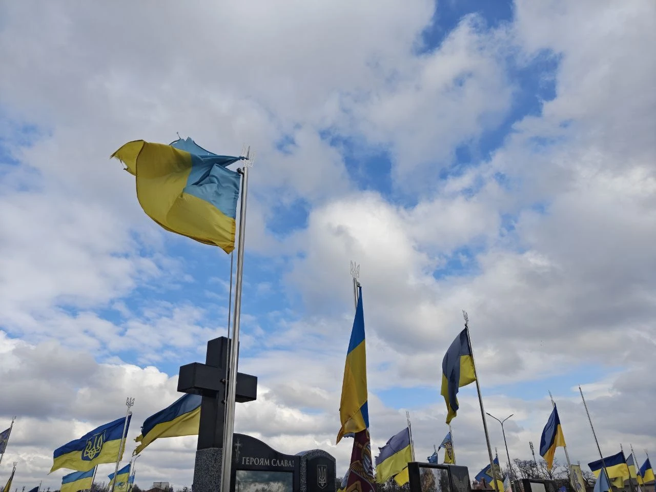 У Вінниці на Сабарівському кладовищі оновлюють символи пам’яті на Алеї Слави