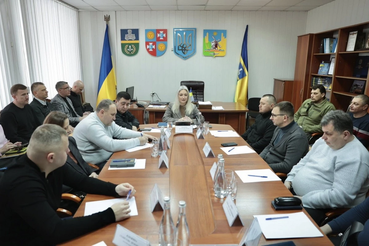 Соціальні виплати, шкільні автобуси та зв’язок: підсумки наради Наталі Заболотної з громадами Хмільницького району