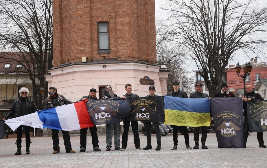 Іноземні мотоциклісти дісталися Вінниці під час подорожі Україною