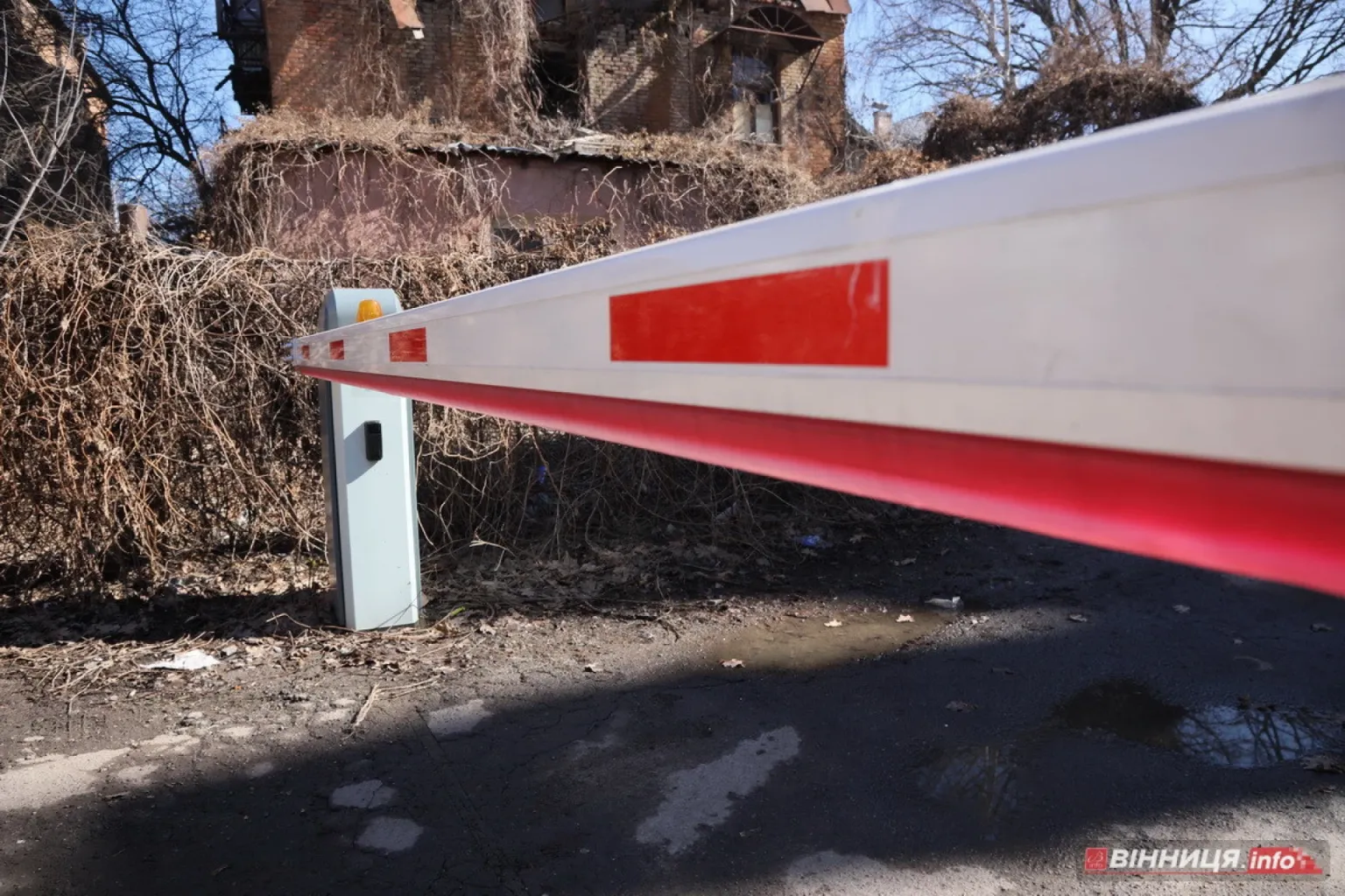 Вінниця очищує вулиці: муніципалітет ухвалив рішення про примусовий демонтаж самовільних паркувальних конструкцій