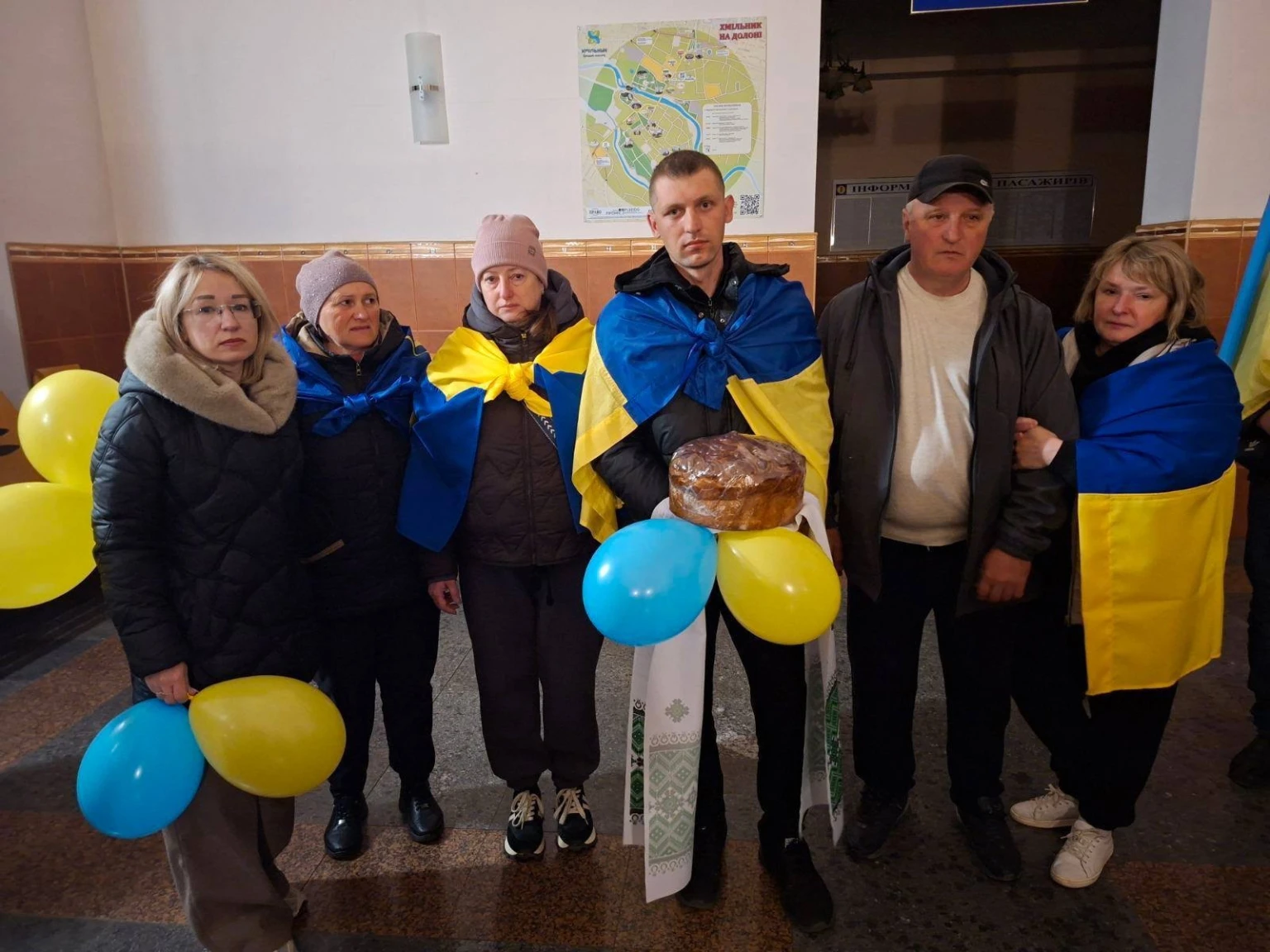 Ніч, коли чекання стало зустріччю: у Хмільнику привітали звільненого з полону бійця