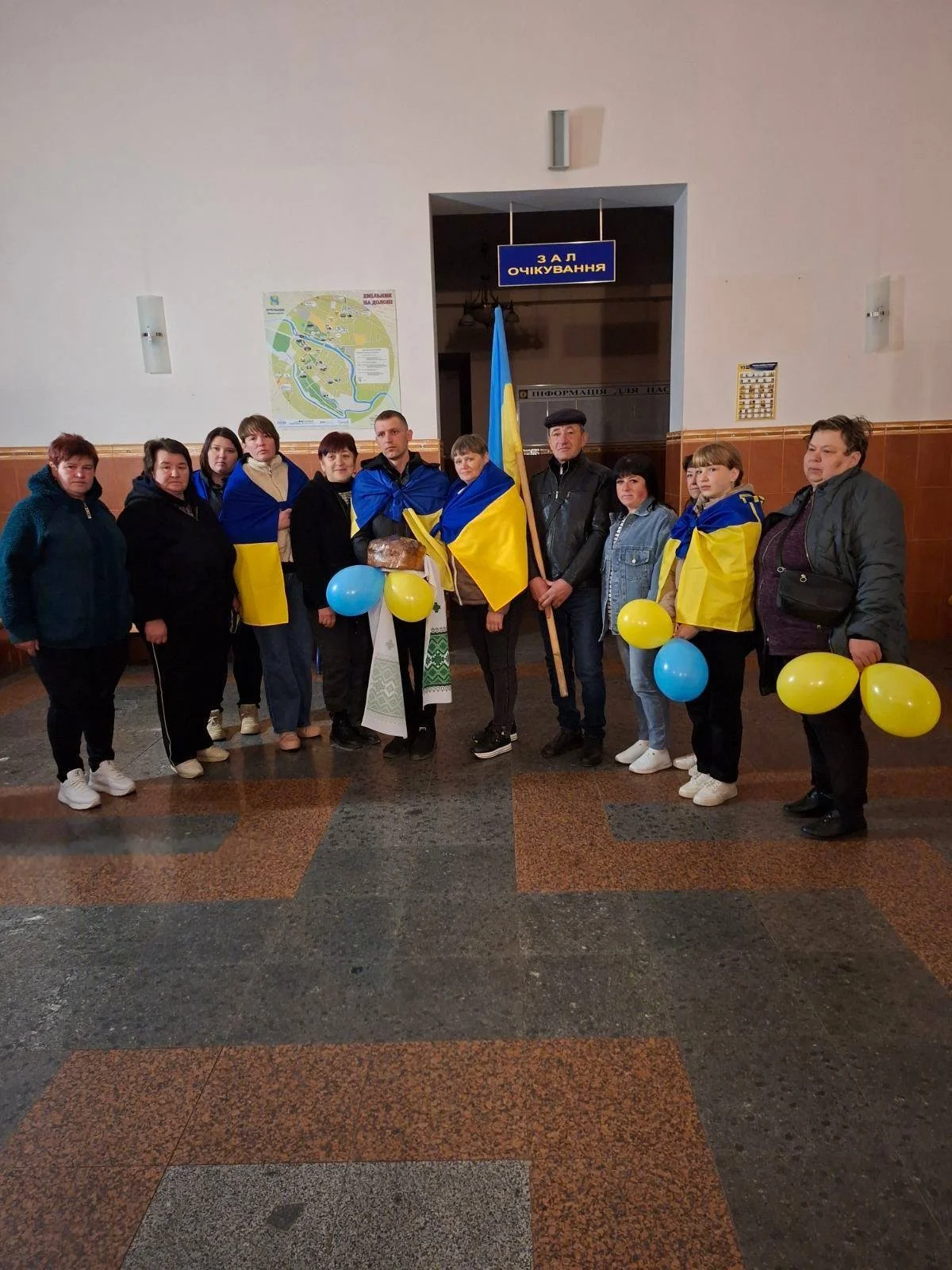 Ніч, коли чекання стало зустріччю: у Хмільнику привітали звільненого з полону бійця