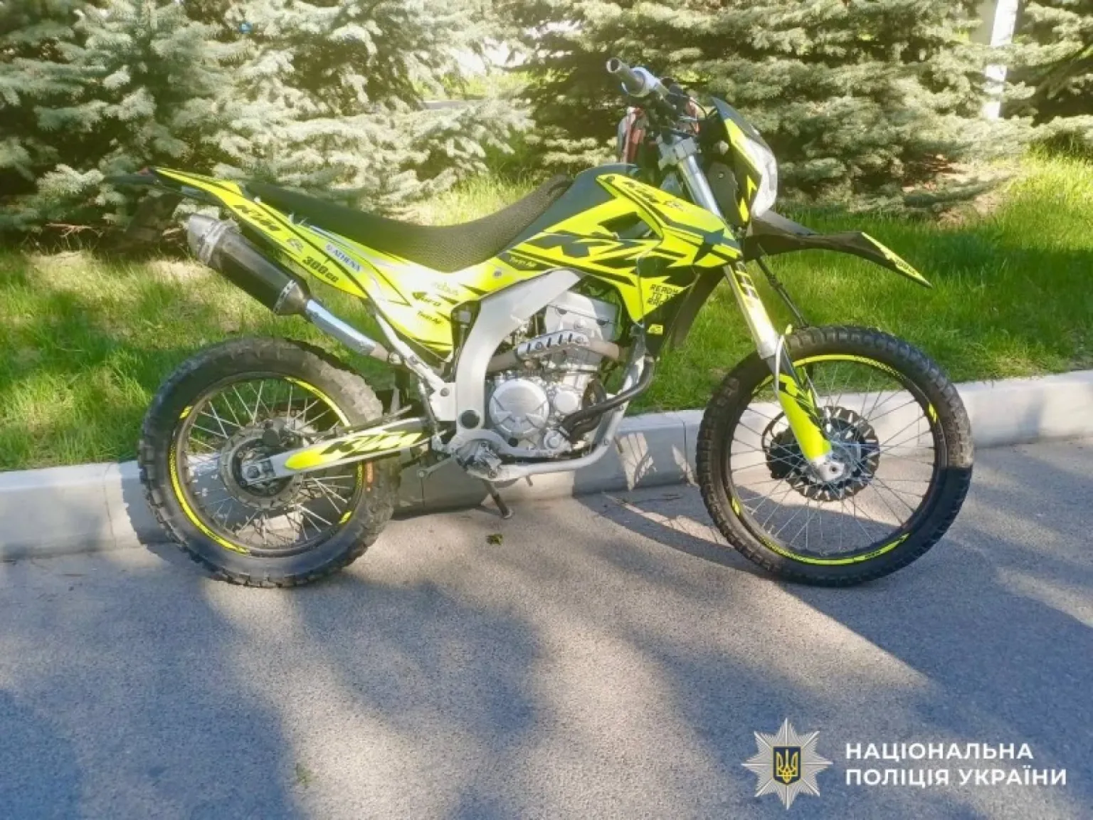 У Ладижині неповнолітній мотоцикліст збив двох сестер на пішохідному переході: одну дитину госпіталізували