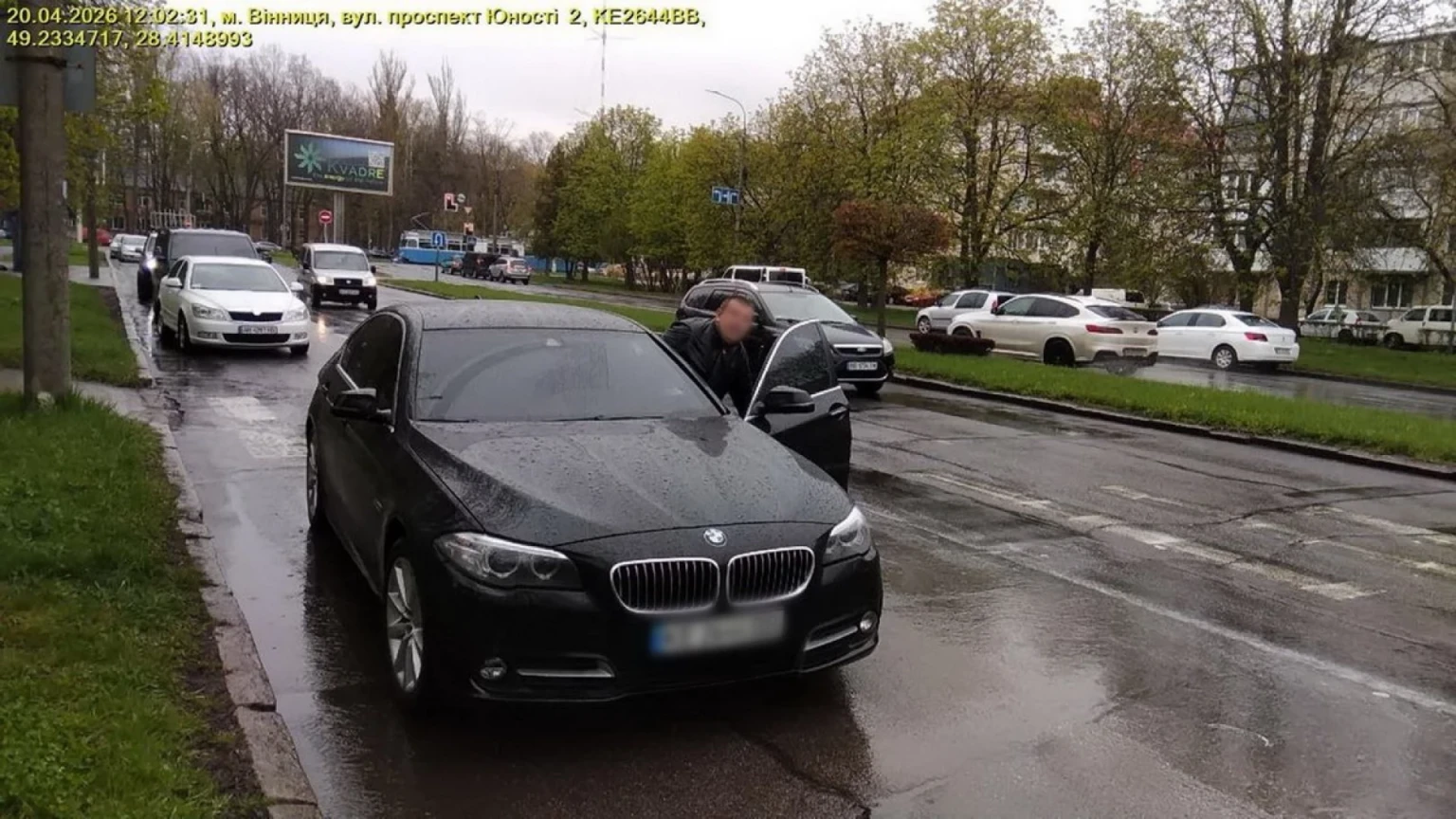 У Вінниці під час фіксації порушення водій BMW вдарив інспекторку з паркування