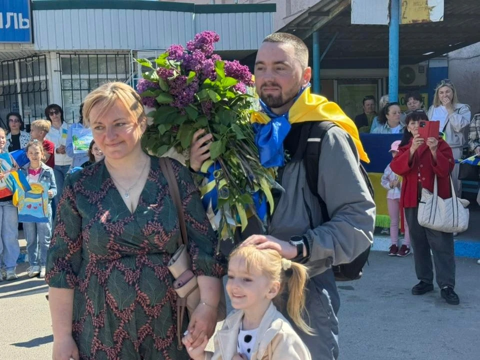 Повернення з полону: на Вінниччині зворушливо зустріли захисника Дмитра Семенюту