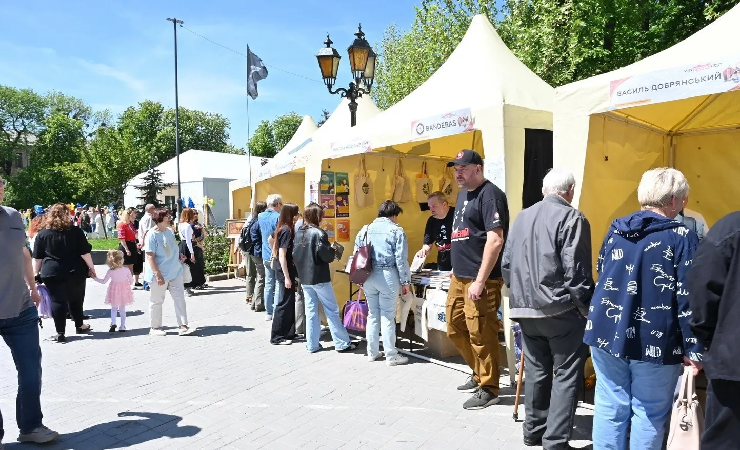 Європейська площа у Вінниці перетворилася на книжковий та мистецький простір